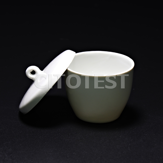 Crucible with lid, porcelain material, medium form